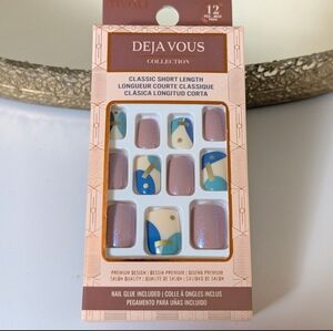 Press-On Nails Short Rounded Square Graphic Print